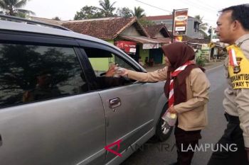 Pramuka Way Kanan bagikan takjil buat pemudik