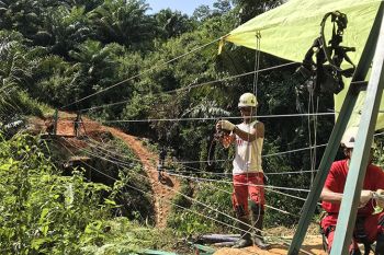 Relawan bangun jembatan gantung darurat ke-11