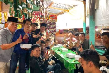 Tim Relawan Ridho-Bachtiar Berbagai Makanan Sahur