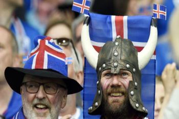 Penggemar Islandia nonton di kafe sedih