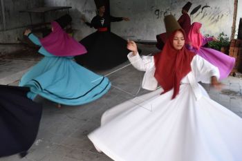 Berlatih tarian Sufi
