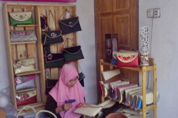 Tas pandan kombinasi lurik Sukoharjo kian laris