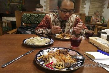 Pengunjung nikmati plov dan mors