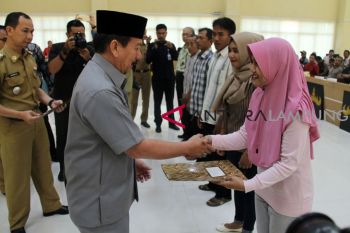 Wali Kota Bandarlampung bagikan 8.000 sertifikat gratis