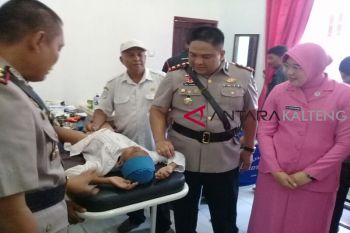 HUT Bhayangkara, bakti sosial hingga pembentangan bendera di Sungai Mentaya