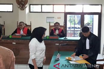 Menipu, istri pilot dituntut 1,5 tahun penjara