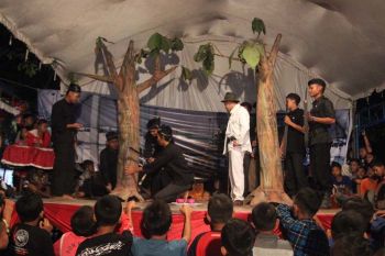 Mahasiswa UGM-Karang Taruna pentaskan "Geger Samin"