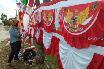 Penjual bendera mulai menjamur di  Palangka Raya