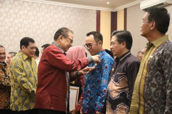 Bupati Waykanan terima penghargaan Bakti Koperasi Tahun 2018