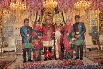 Gubernur Irwan Prayitno 'Baralek Gadang'