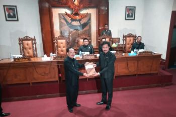 Paripurna DPRD, Bupati Tulungagung Jarianto Pamer "WTP"
