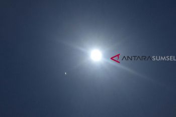 Langit cerah, warga Palembang puas lihat gerhana bulan
