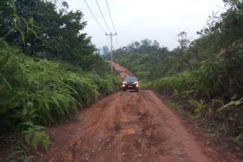 Melintas jalan tanah demi janji yang terucap