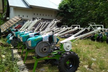 Agam Dapat Bantuan Hand Traktor dan Pompa Air