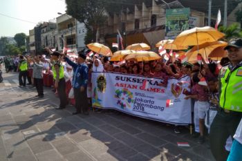 Thousands of students enthusiastically welcome Asian Games torch