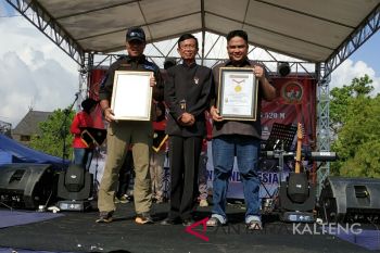 Pembentangan merah putih di atas Sungai Mentaya raih rekor dunia