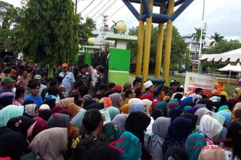 Presiden Jokowi bagikan sertifikat di kampung Habibie