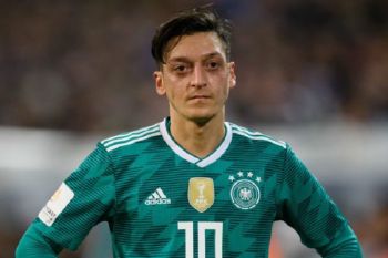 Mesut Ozil hindari pembicaraan seputar pensiun