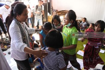 Menteri BUMN Kunjungi Korban Banjir Bandang