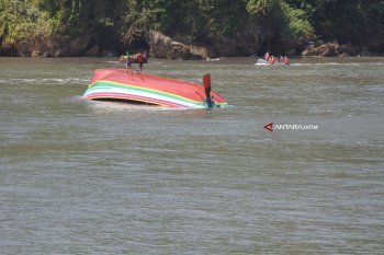 Perahu Nelayan Dihantam Ombak