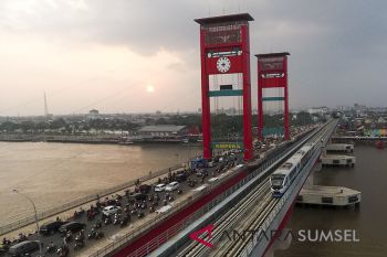Warga Palembang jadikan LRT sarana rekreasi