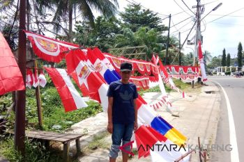 Penjual bendera musiman mulai terlihat di Buntok