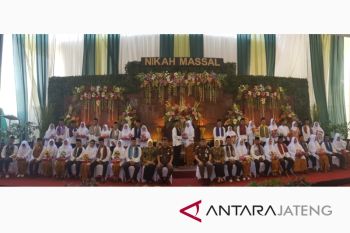 Kejati Jateng nikahkan massal 21 pasangan