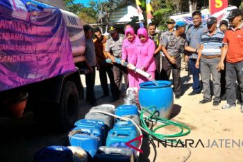 Polres bantu air bersih untuk warga Merapi