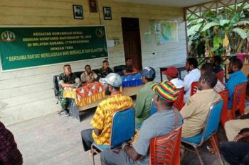 Babinsa Agimuga ajak warga jaga kebersihan lingkungan