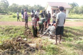 Babinsa Koramil Merauke bantu warga bersihkan lingkungan