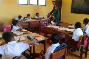 Babinsa Koramil Merauke mengajar wasbang di SDN Solar 1