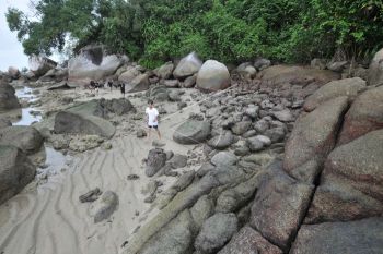 Wisata Trekking Pulau Berhala