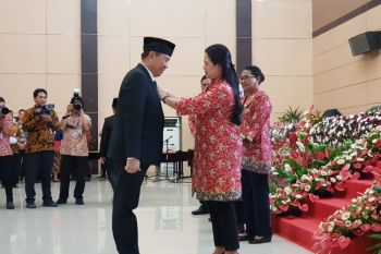 Wali Kota Lomban terima penghargaan Manggala Karya Kencana