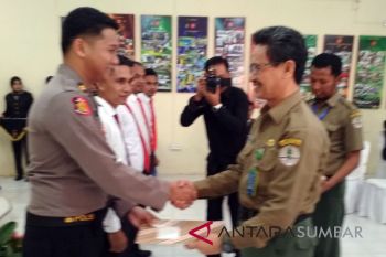 Empat personel Polres Agam mendapat penghargaan dari BKSDA Sumbar
