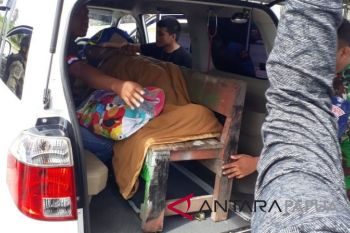Brimob korban penembakan KKSB dievakuasi ke Timika