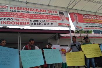 Diduga ada nama caleg hilang, kader unjuk rasa di kantor DPD Gerindra