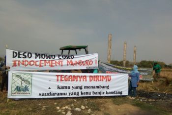 Tolak pabrik semen, warga Pati pasang puluhan spanduk