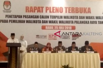 Fairid menangis haru saat beri sambutan di pleno KPU Palangka Raya