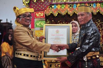 Soni Sumarsono mendapat gelar adat "Too Palindrungi"