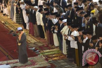 Masyarakat ikuti shalat gerhana di masjid Istiqlal