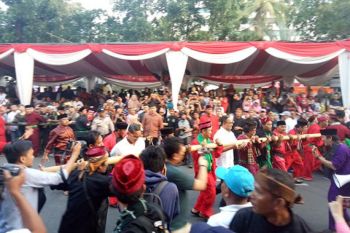 Atraksi kebudayaan berbagai daerah tampil di Jakarnaval