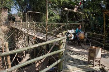 Jembatan darurat berbahan bambu