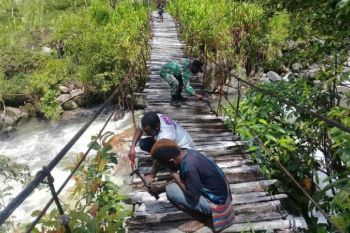 Babinsa Koramil Jila bantu perbaiki jalan kampung