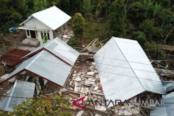 Puskesmas rusak, para perempuan ini berjuang melahirkan di tenda pengungsian