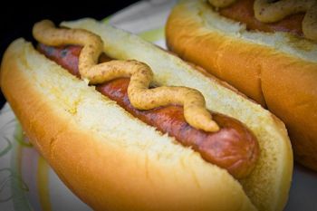 Pria Amerika berusia 34 tahun lahap 74 hotdog dalam 10 menit