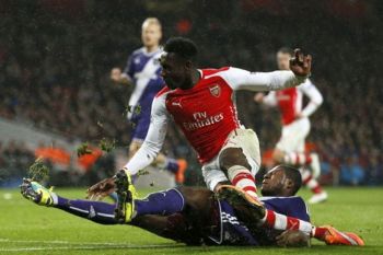Pemain belakang Newcastle Mbemba berlabuh ke Porto