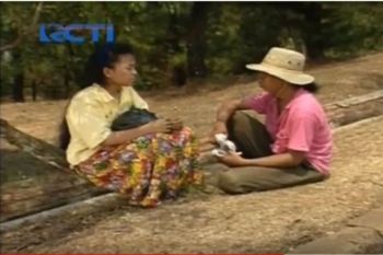 Tokoh Munaroh tidak dihadirkan dalam film Si Doel The Movie