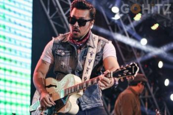 Lima vokalis band Indonesia selalu berkaca mata