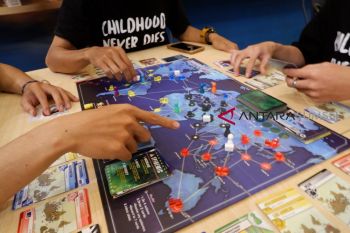 Main games sambil makan di Mayor Board Game Cafe