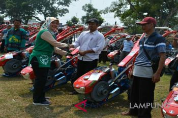 Petani Lampung Timur dapat bantuan 487 traktor tangan